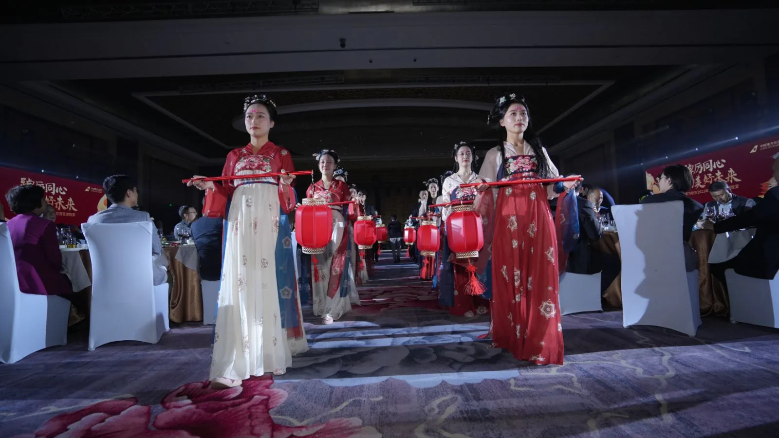 中国南方航空项目画面:把一场客户大会,变成品牌与重要伙伴共同起飞的现场。(项目展示 2)